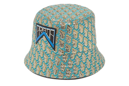 Prada apuesta fuerte por este tipo de sombreros en su propuesta primavera-verano. Nos quedamos con este: metalizado y con logo.
