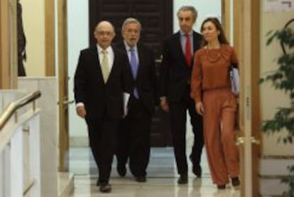 GRA058. MADRID, 31/03/2014.- El ministro de Hacienda, Crist&oacute;bal Montoro (i), acompa&ntilde;ado por el secretario de Estado de Administraciones P&uacute;blicas, Antonio Beteta (2i); el secretario de Estado de Hacienda, Miguel Ferre (2d), y la secretaria de Estado de Presupuestos, Marta Fernandez Curr&aacute;s (d), momentos antes del inicio de la rueda de prensa que ha ofrecido para dar a conocer los datos de ejecuci&oacute;n presupuestaria de 2013. EFE/Juan Carlos Hidalgo