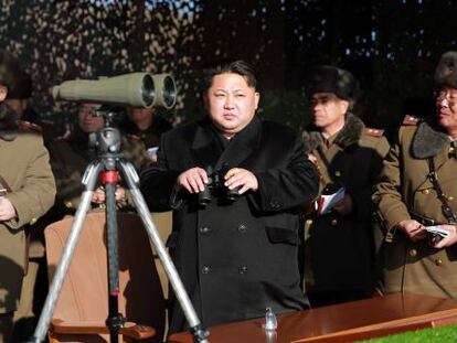 El líder nord-coreà Kim Jong-un en un concurs d'artilleria.