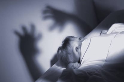 Niña despierta por un mal sueño.