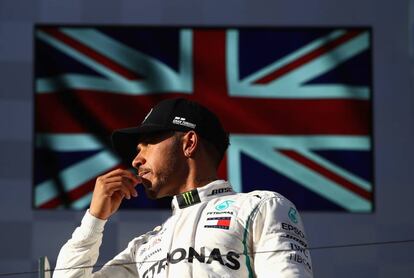 El británico Lewis Hamilton de Mercedes en el podium tras quedar en segunda posición en el GP de Australia.