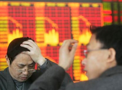 Dos inversores siguen las cotizaciones en la Bolsa de Chengdu, en la provincia china de Sechuan.