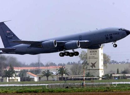 Un avión cisterna estadounidense despega de la base de Morón (Sevilla).