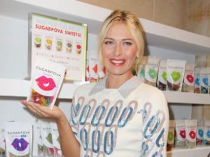 María Sharapova con una caja de caramelos Sugarpova en la mano.