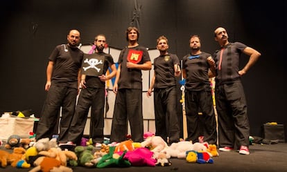 El equipo de improvisadores de Impro Impar, con los peluches que les lanza el p&uacute;blico, su se&ntilde;a caracter&iacute;stica.