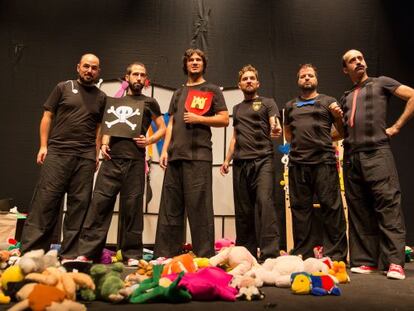 El equipo de improvisadores de Impro Impar, con los peluches que les lanza el p&uacute;blico, su se&ntilde;a caracter&iacute;stica.