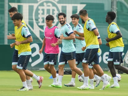 Isco, en un entrenamiento con sus nuevos compañeros del Betis.