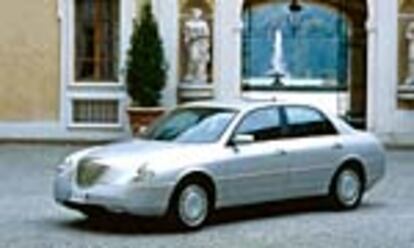 El frontal del Thesis reinterpreta elementos de los coches clásicos, como la gran parrilla cromada o la separación entre el capó y las aletas delanteras que integran los faros.