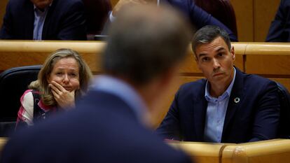 Nadia Calviño y Pedro Sánchez escuchan la intervención de Alberto Núñez Feijóo en el Senado.