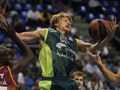 Dudley trata de bloquear una entrada de Kuzminskas 