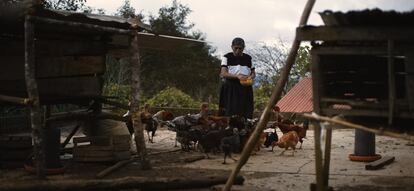 Una mujer en su hogar, durante una escena del documental. 