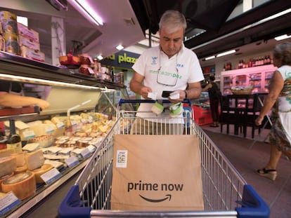 Un trabajador de Amazon en el Mercado de la Paz hace la cesta de la compra para un cliente online.