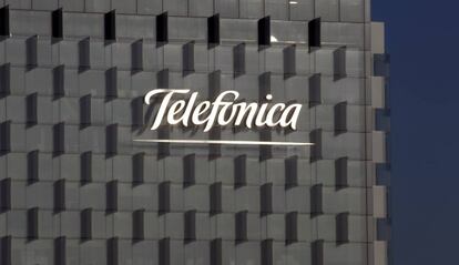 Fachada con el logo de Telefónica.