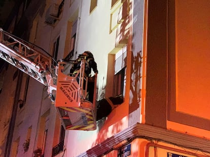 Bomberos durante el rescate de la familia, anoche en el paseo de la Chopera.