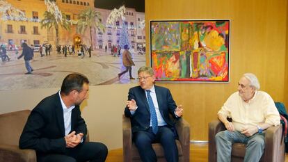 De izquierda a derecha, el alcalde de Elche, Carlos González, el presidente de la Generalitat, Ximo Puig, y el cineasta Manuel Gutiérrez Aragón.