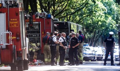 Policías y bomberos en la escena del ataque a un autobús público en Kuecknitz, cerca de Luebeck, en el norte de Alemania.