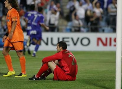 Puyol, a la izquierda, y Jorquera se lamentan tras uno de los goles del Getafe