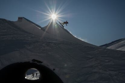 El finlandés Valtteri Kautonen salta sobre la parte superior de un túnel durante la final de la competición slopestyle de snowboard, incluida en los Juegos Olímpicos de la Juventud, celebrado en Leysin (Suiza).