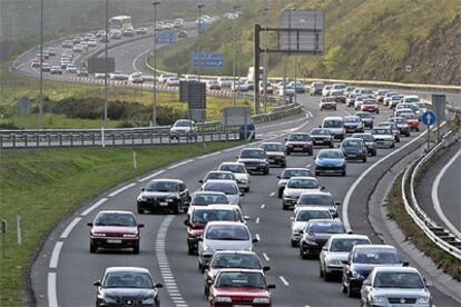 Colas de vehículos regresan de Cantabria a última hora de la tarde de ayer, en la zona de Muskiz.