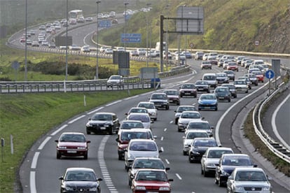 Colas de vehículos regresan de Cantabria a última hora de la tarde de ayer, en la zona de Muskiz.