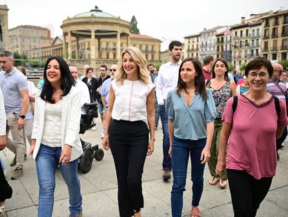La líder de Sumar, Yolanda Díaz, flanqueada por la secretaria general de Podemos, Ione Belarra (a la derecha), y la cabeza de lista en Navarra, Idoia Villanueva (izquierda), durante un paseo este lunes en Pamplona.