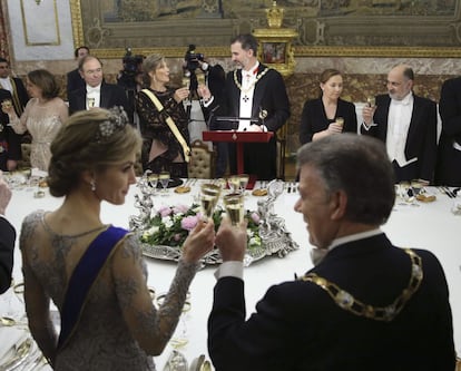 La reina Letizia brinda con el presidente de Colombia, Juan Manuel Santos, y el rey Felipe VI con la esposa del mandatario, María Clemencia Rodríguez al inicio de la cena de gala en el Palacio Real con motivo de su visita de Estado a España de tres días.