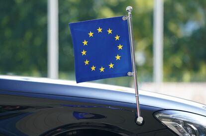 Bandera de la UE en coche oficial de la presidenta de la Comisión Europea.