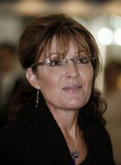 Las memorias de Sarah Palin se han colado entre las listas de los libros más vendidos de EEUU. Con casi medio millón de copias vendidas, <i>Going Rogue: An American Life</i>, ha superado a los nuevos títulos de James Patterson y Stephen King. Sin embargo, las estadísticas de la primera semana muestran que el libro ha vendido menos que las memorias del ex presidente Bill Clinton (<i>Mi Vida</i>, 2004) en el mismo período, pero que va por delante de las de la secretaria de Estado de Hillary Clinton (<i>Historia Viva</i>, 2003), ha informado la BBC.