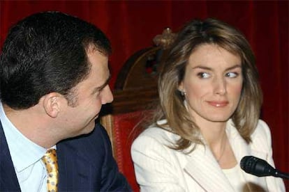 Don Felipe y Doña Letizia intercambiaron miradas cómplices durante el acto de entrega de las becas 2005/2006 para estudios de postgrado en el extranjero de la Fundación Caja Madrid celebrado en Madrid.