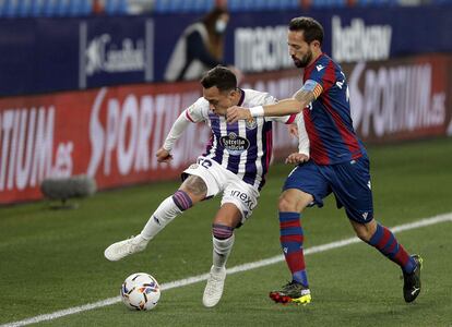 Orellana protege el balón ante Morales durante el Levante-Valladolid (2-2) disputado este viernes en el Ciutat de Valencia. / Manuel Bruque (EFE)