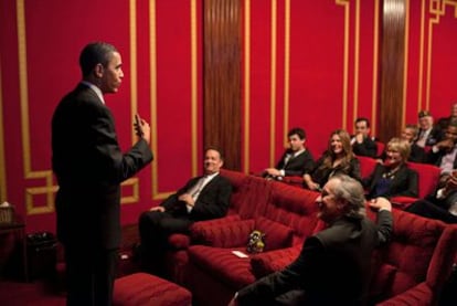 El presidente de EE UU charla con los productores ejecutivos de 'The Pacific', Steven spielberg y Tom Hanks, entre otros, antes de una proyección de la serie en el Teatro Familiar de la Casa Blanca.