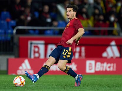 Hugo Guillamón se hace con el control de la pelota durante un partido de la selección contra Islandia en Riazor, el 29 de marzo.