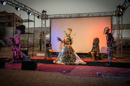 Escena del espectáculo final, que cierra la ‘performance’ con una actuación que mezcla teatro, música y proyecciones en el estadio de Ouakam.