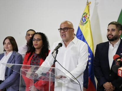 Fotografía cedida por MinCI que muestra a Jorge Rodríguez (c), junto a miembros de la delegación oficialista venezolana, mientras ofrece declaraciones a periodistas hoy, a su llegada a Ciudad de México (México).