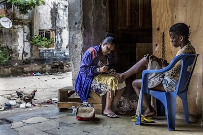<p>Ceia le hace la pedicura a Alexandra. Favela de Mangueira, Río de Janeiro, Brasil.</p>
<p>De las mujeres (de las favelas) con un trabajo remunerado, el 44% tiene un empleo en la economía formal.</p>

