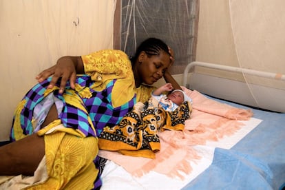 Hidaya Rayabu, de 22 años, mira a su pequeña hija horas después de dar a luz en el Hospital Makunduchi.