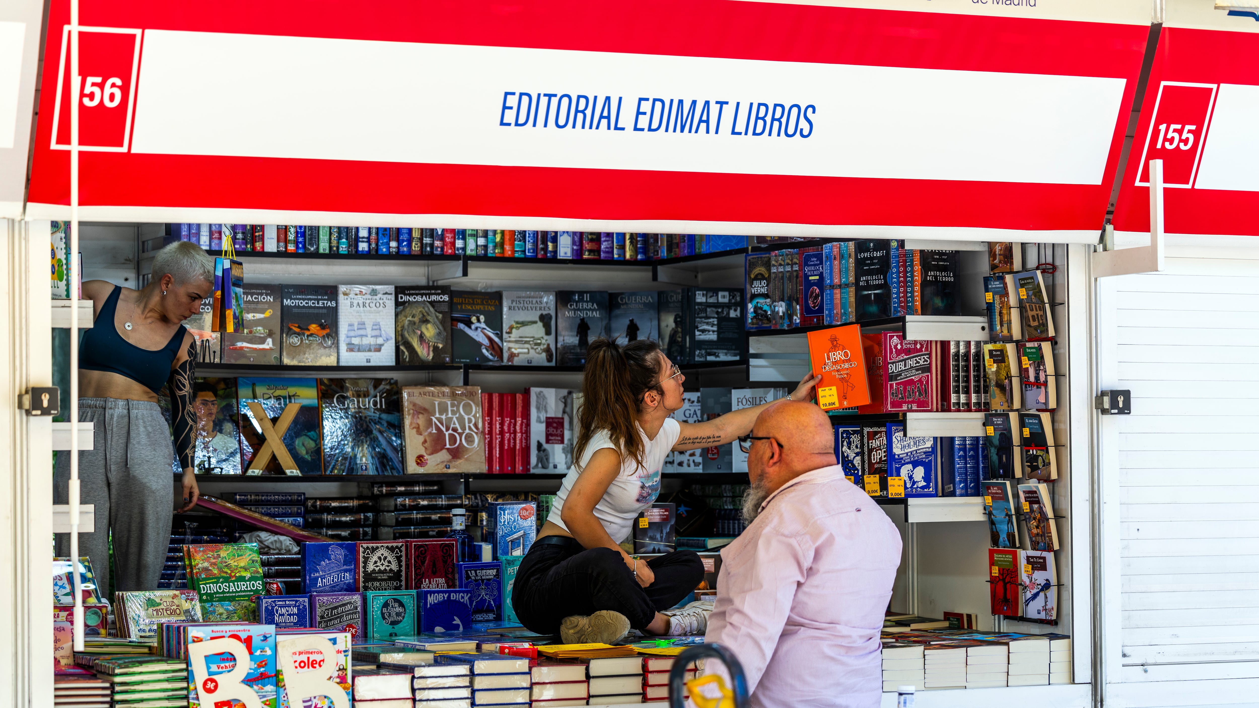 Montaje de la Feria del Libro, en el parque de El Retiro, Madrid, el 28 de mayo de 2026.