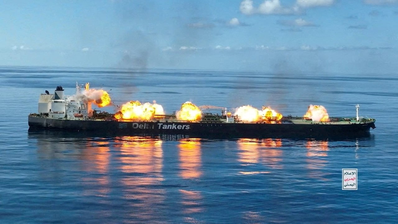 Explosiones en el petrolero griego Sounion, atacado por los hutíes.