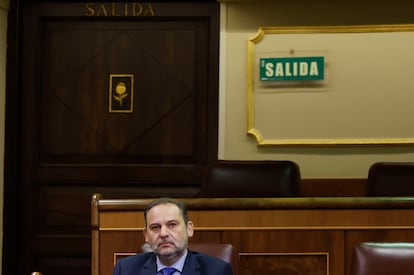 El diputado del Grupo Mixto José Luis Ábalos asiste al pleno en el Congreso de los Diputados, este jueves.