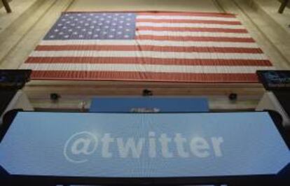 Una pantalla muestra el logotipo de Twitter en la bolsa de Nueva York (Estados Unidos). Los responsables de hacer sonar hoy la campana de inicio de sesión en la Bolsa de Nueva York (NYSE) fueron el consejero delegado de Twitter, Dick Costolo, y el responsable de finanzas, Mike Gupta.