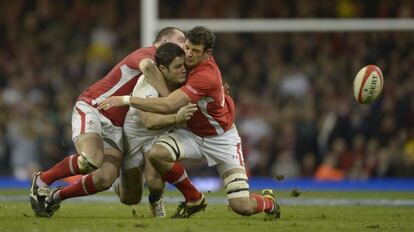 El inglés Brad Barritt es placado por dos jugadores galeses.