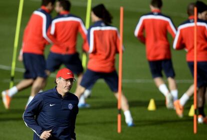 El entrenador del PSG Laurent Blanc frente a sus jugadores durante una sesión de entrenamiento en el Camp-des-Loges en Saint-Germain-en-Laye, en la víspera del partido de la Liga de Campeones entre el PSG y el Leverkusen.