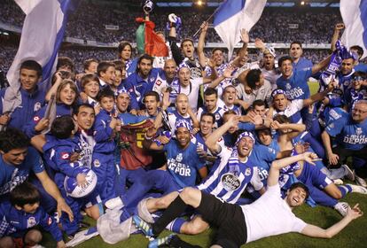 La plantilla del Depor celebrando el ascenso tras ganar al Huesca por 2-1