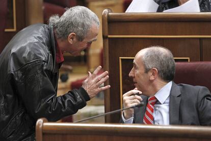 El diputado de Amaiur Sabino Cuadra, con cazadora de cuero, charla con el portavoz nacionalista vasco Josu Erkoreka.