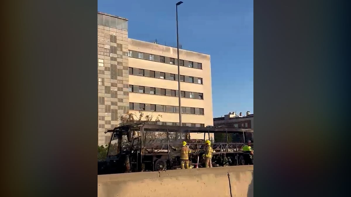 Corte parcial en la C-31 en Badalona por un incendio de un autobús que ha quedado calcinado