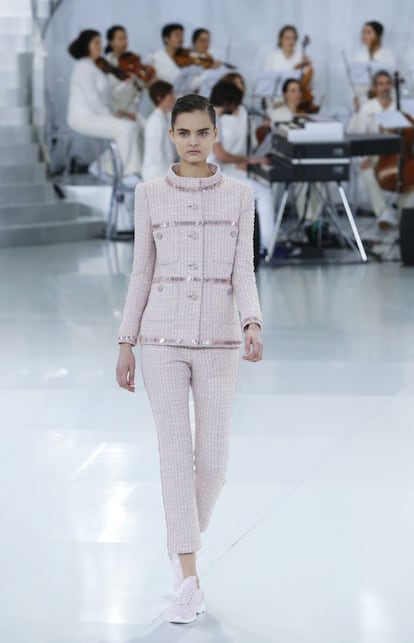 La emblemática chaqueta de tweed, que hizo célebre Coco Chanel, se versiona con cuello mao. Además, se combina con pantalones tobilleros en lugar de falda para lograr una imagen más juvenil.