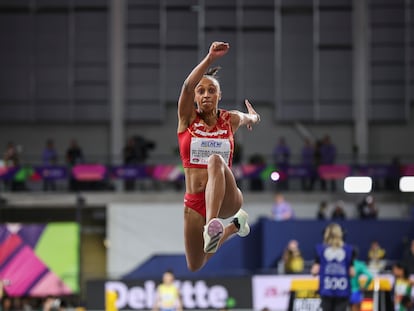 Ana Peleteiro-Compaore compite en la final de triple salto en los mundiales de Glasgow.