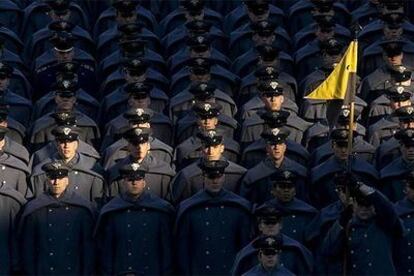 Cadetes del Ejército de EE UU, antes del partido de fútbol entre la Armada y la Marina en 2001, en Filadelfia.