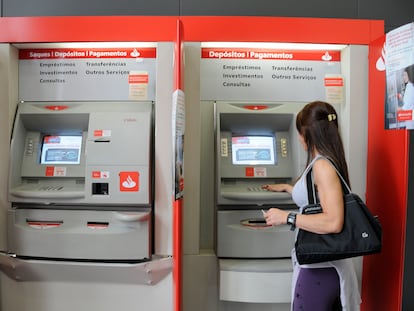 Cajeros automáticos en una sucursal bancaria en São Paulo.