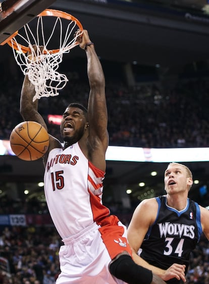 Amir Johnson machaca ante Greg Stiemsma.